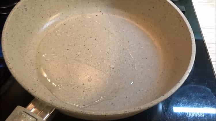 Burgonya palacsinta készítéséhez melegítse elő a serpenyőt