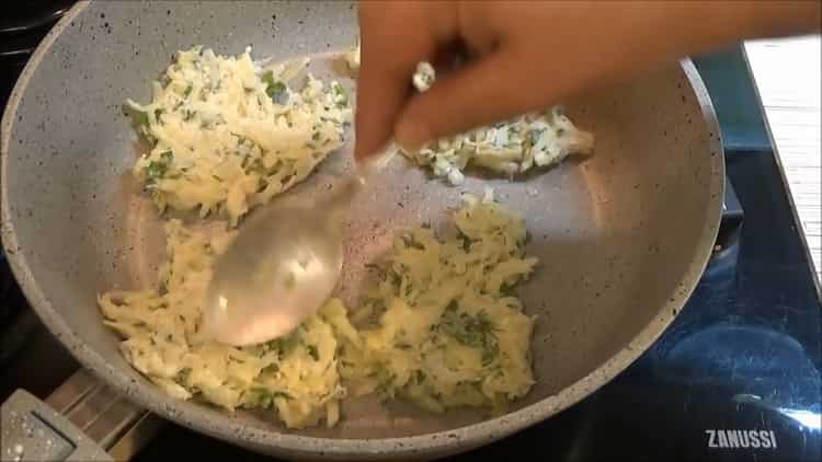 Kartoffeln braten, um Kartoffelpuffer zu machen