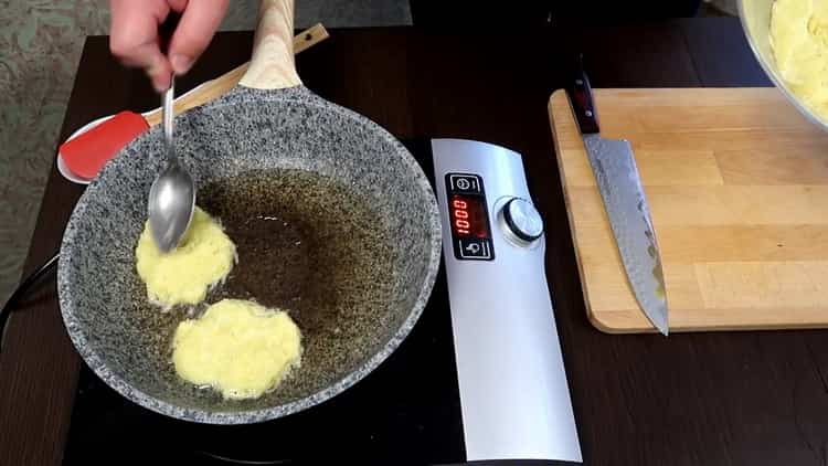 ضع المكونات في مقلاة لصنع فطائر البطاطس.