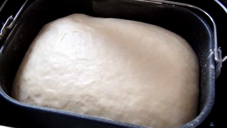 Ζύμη ζύμης σε μηχανή ψωμιού σύμφωνα με μια συνταγή βήμα προς βήμα με φωτογραφία