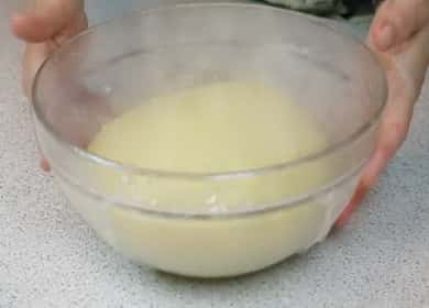 Ζύμη ζύμης στο γάλα σύμφωνα με μια συνταγή βήμα προς βήμα με φωτογραφία