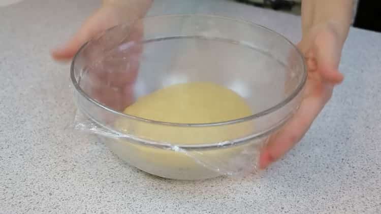 Ζύμη ζύμης στο γάλα σύμφωνα με μια συνταγή βήμα προς βήμα με φωτογραφία