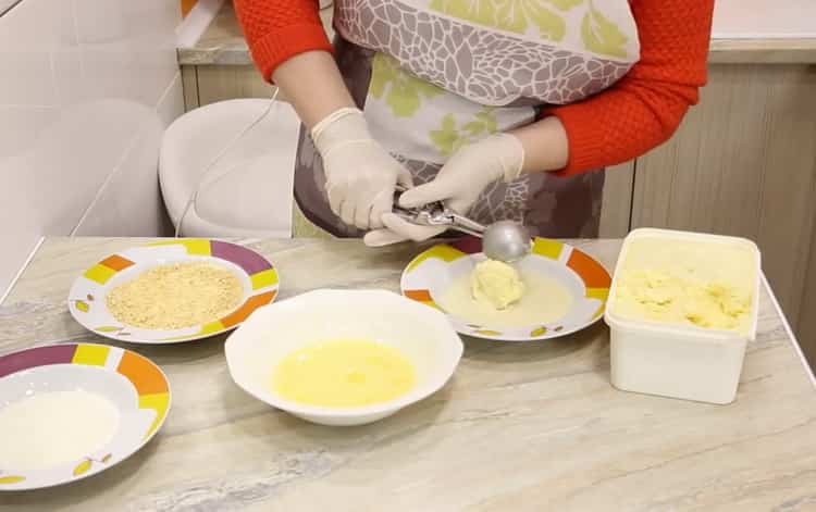 Per preparare il gelato fritto, adagiare il gelato nell'impanatura