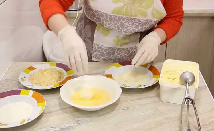 Preparare le uova per il gelato fritto