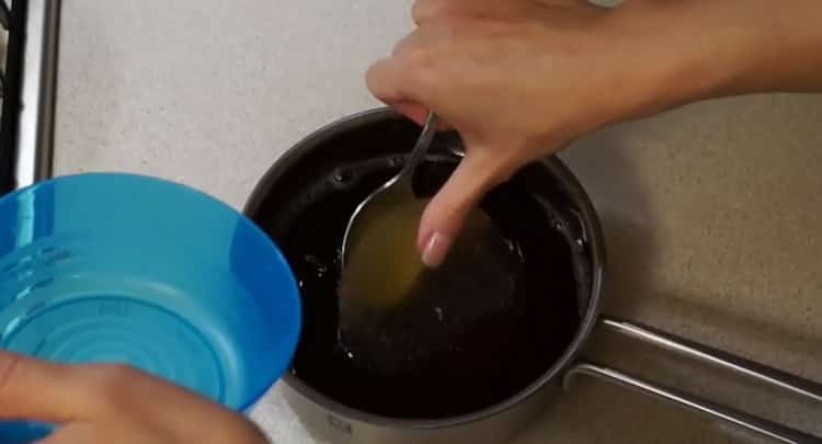 Bereiten Sie für die Zubereitung von Gelee das Geschirr vor