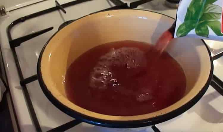 Per fare la gelatina, mescola gli ingredienti