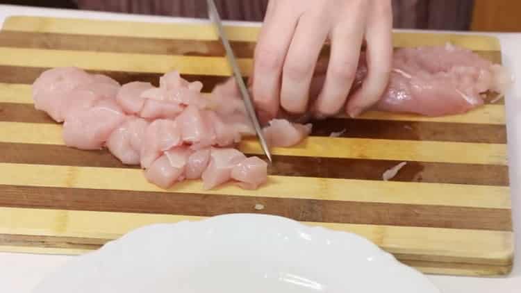 Pro vaření nakrájejte maso