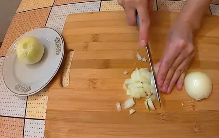Per preparare la julienne, tagliare la cipolla