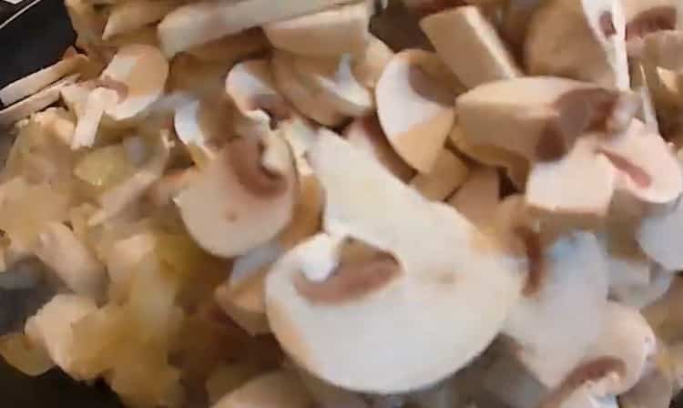 Paista sienet juliennen valmistamiseksi