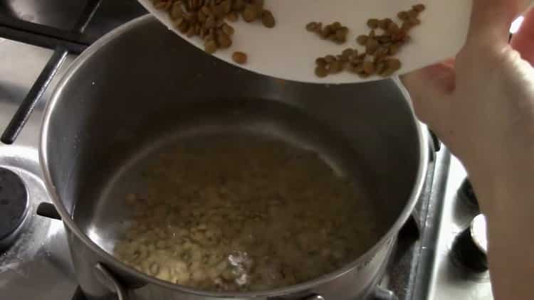 Per preparare le lenticchie verdi, prepara gli ingredienti