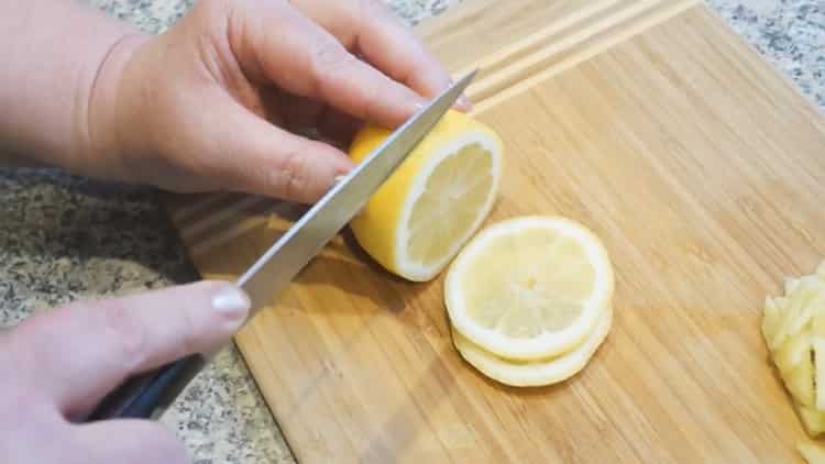За да направите чай, нарежете лимон