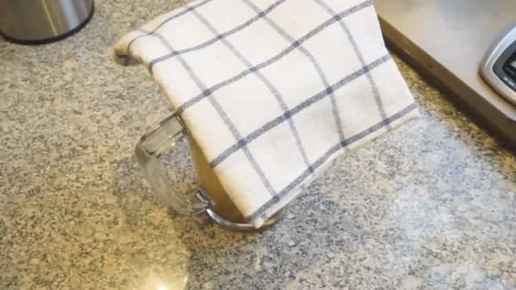 Για να φτιάξετε το τσάι, καλύψτε το κύπελλο με μια πετσέτα