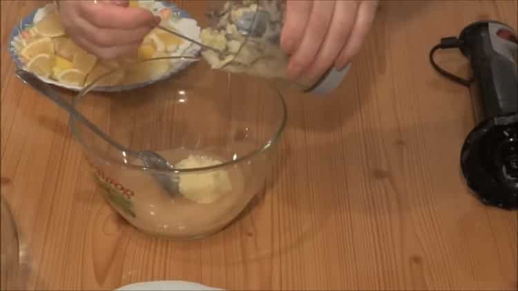Um Ingwer zuzubereiten, geben Sie die Zutaten in eine vorbereitete Schüssel