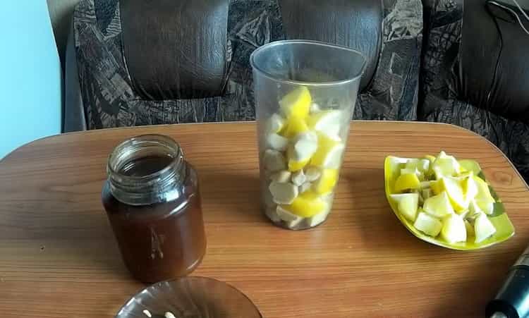 Per preparare il composto, tagliare il limone