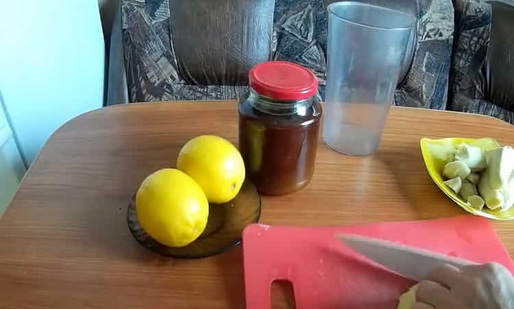 Nagluto ng luya na may lemon at honey.