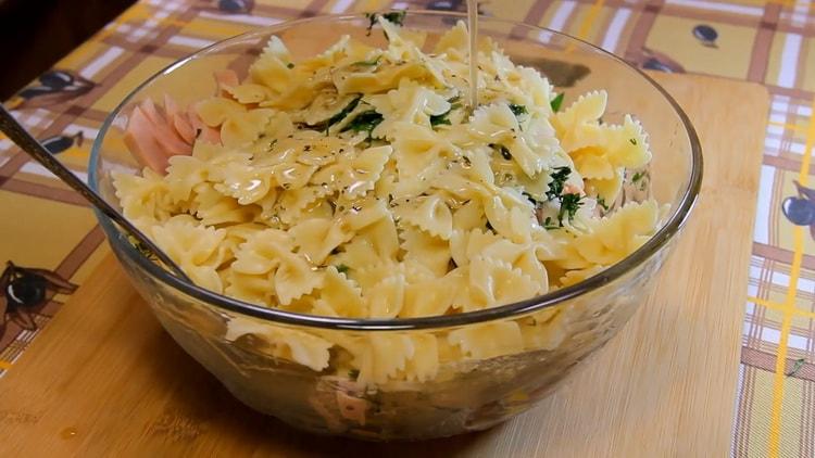 Per preparare un'insalata di pasta, aggiungi condimento per l'insalata