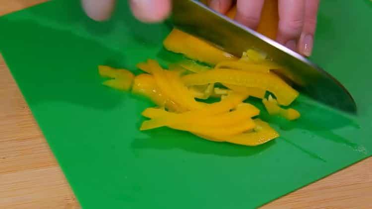 Valmista ainesosat pastasalaattia varten