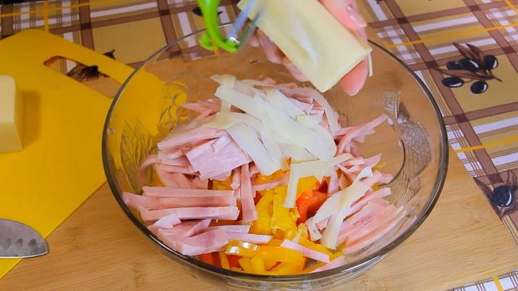 Sūrį sutarkuokite makaronų salotoms gaminti