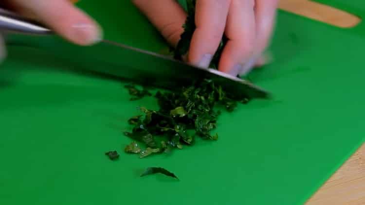За да направите салата с тестени изделия, накълцайте зелените