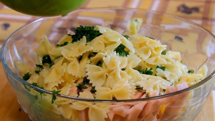 Aggiungi tutti gli ingredienti per fare un'insalata di pasta