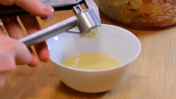 Preparare un condimento per insalata di pasta