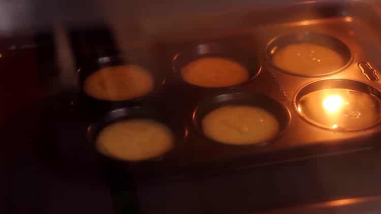A puding készítéséhez melegítse elő a sütőt