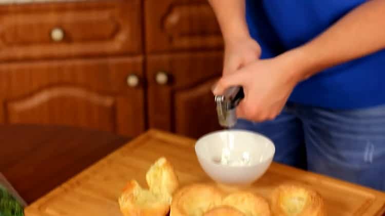 Pro přípravu pudinku připravte česnek