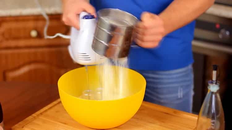 За да направите пудинг, добавете брашно