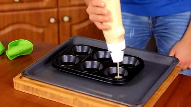 Um einen Pudding zuzubereiten, gießen Sie den Teig in eine Form