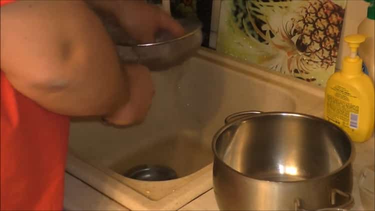 Spülen Sie die Grütze aus, bevor Sie bröckelige Gerste kochen