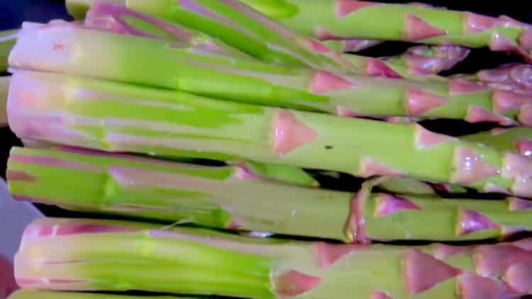 Peel ang asparagus bago lutuin