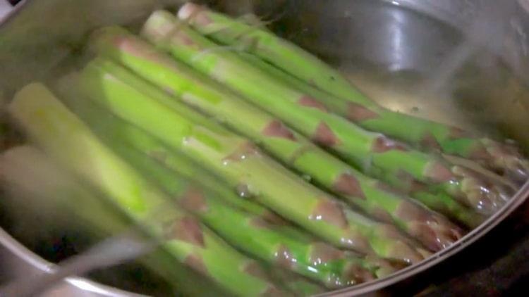 Cuocere gli asparagi non più di 5-6 minuti