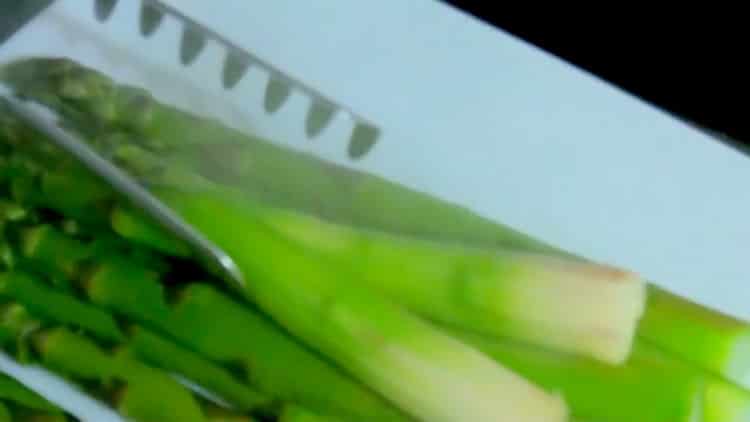 Come cucinare la ricetta passo dopo passo degli asparagi con foto