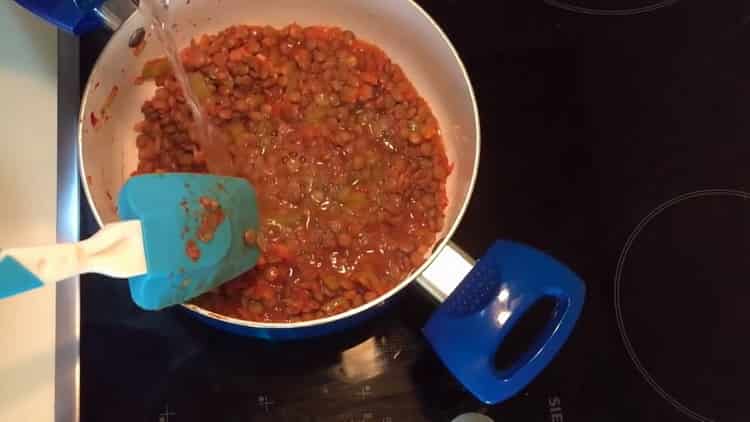 Mescola gli ingredienti per le lenticchie.