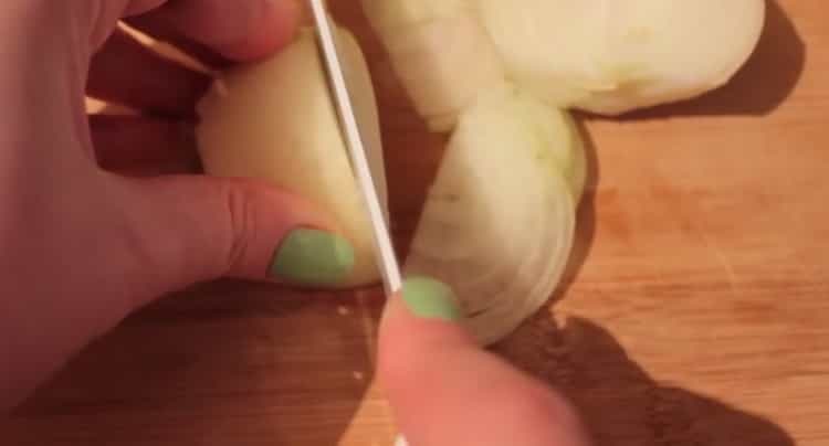 Per cucinare le lenticchie, tritare le verdure