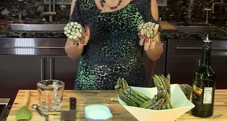 Come cucinare la ricetta graduale degli asparagi verdi freschi con la foto