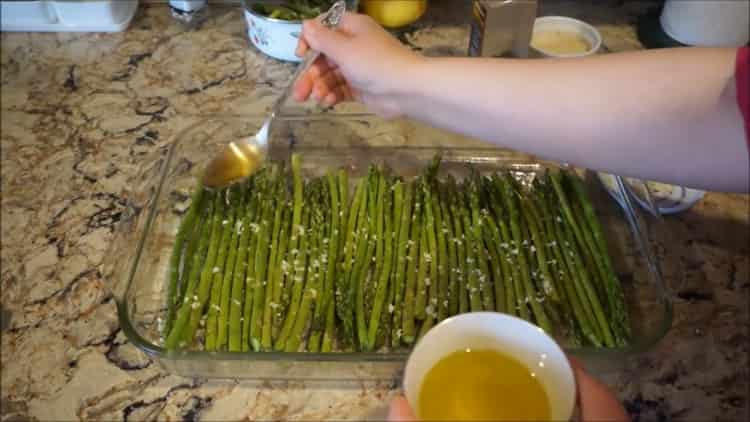 Jak udělat zelený chřest pečený v troubě s česnekem a parmazánem