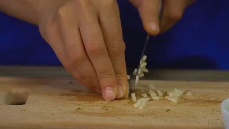 Per cucinare, tagliare l'aglio