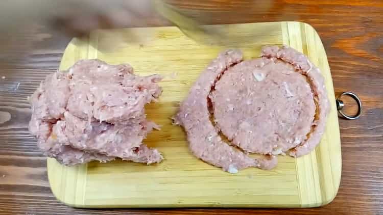 Norėdami pasigaminti mėsainį, paruoškite maltą mėsą