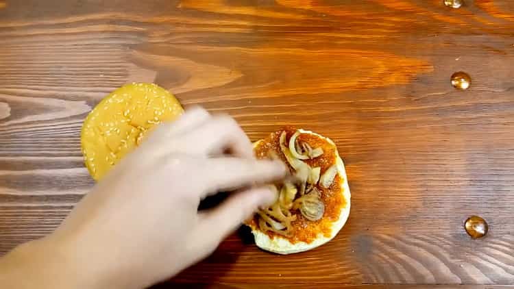 Per fare un hamburger, metti la cipolla su un panino