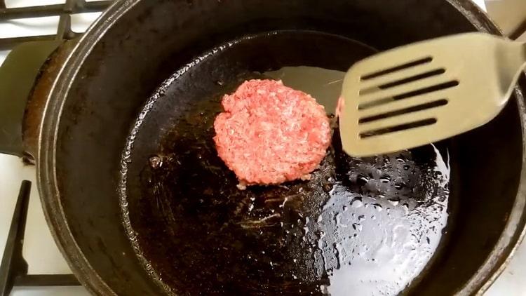 Per preparare un hamburger, friggi la cotoletta