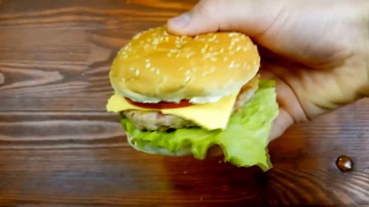 Wie man ein Hamburgerrezept mit Fotos Schritt für Schritt macht