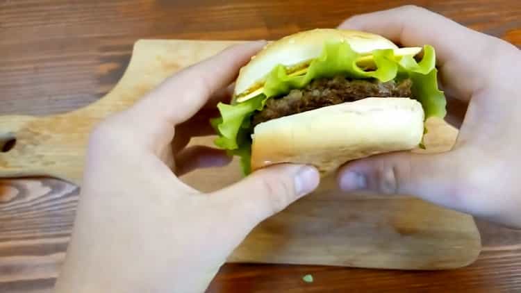 Egy hamburger elkészítéséhez készítsen elő minden hozzávalót a töltelékhez