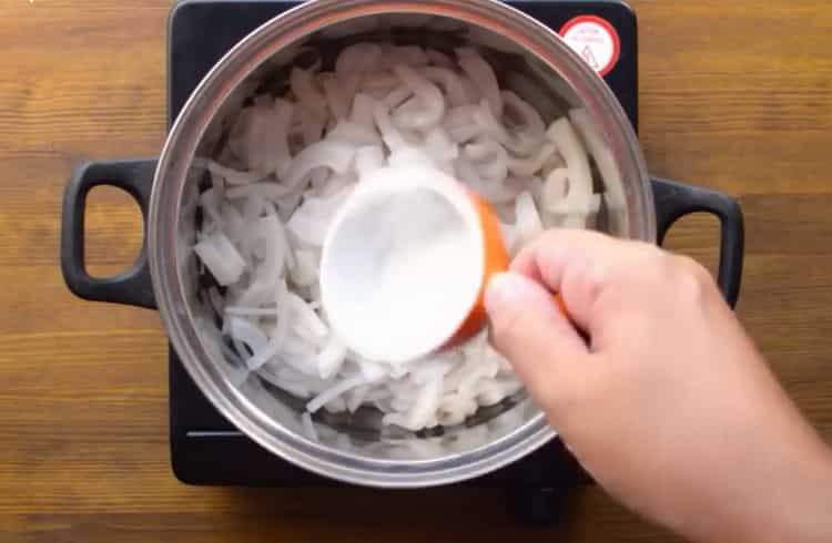 Fügen Sie Salz hinzu, um zu kochen