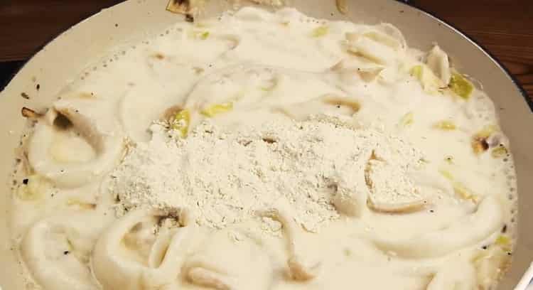 Καλαμάρι σε σάλτσα ξινή κρέμα σύμφωνα με μια συνταγή βήμα προς βήμα με φωτογραφία