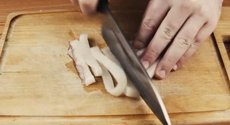 Per fare i calamari, tagliare gli ingredienti