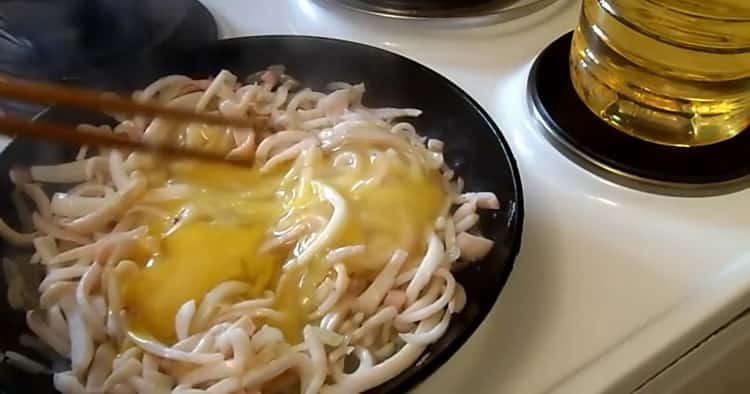 إضافة البيض لطهي الطعام