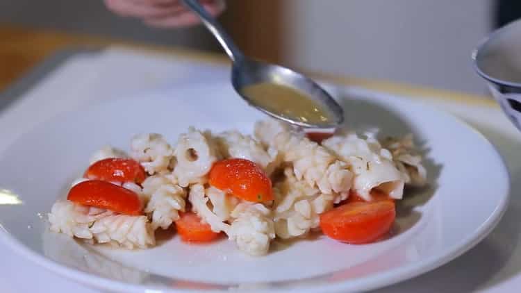 Keittämistä varten kaada tomaatit kastikkeella