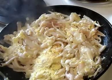 Рецепта за вкусни пържени калмари с яйце и лук 🦑