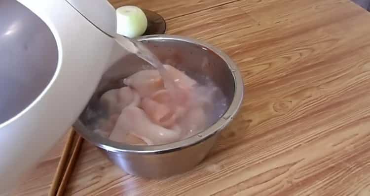 Gebratene Tintenfische mit Zwiebeln kochen